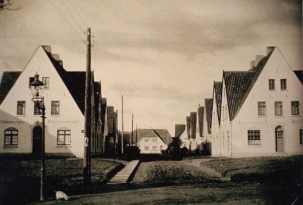Der Eingang zur neuen Wohnsiedlung Wittingsbrok mit Verteilungsstelle des Oldenburger Konsumvereins (links), heute Vahlenhorst 30, um 1920, Foto: GSG OLDENBURG