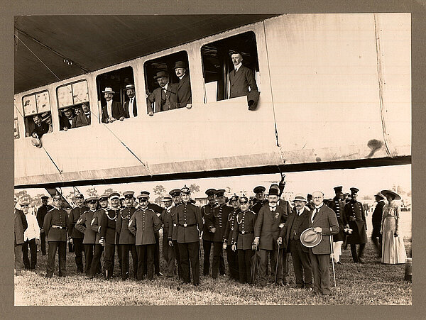 Auch das Oldenburger Militär stattet der Victoria Louise auf dem Rennplatz einen Besuch ab, 1912. Bild: Stadtmuseum Oldenburg.