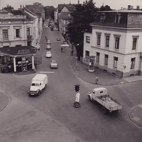 Avia Tankstelle Ecke Gottorpstraße / Rosenstraße, 1960. Bild: Stadtmuseum Oldenburg / G. Nordhausen.