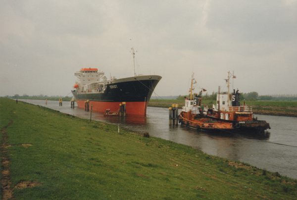 Heute können die Hunte Frachter, wie die Teviot (gebaut auf der Oldenburgischen Brands Werft) befahren, 1989. Bild: Stadtmuseum Oldenburg / Sammlung G. Müller.