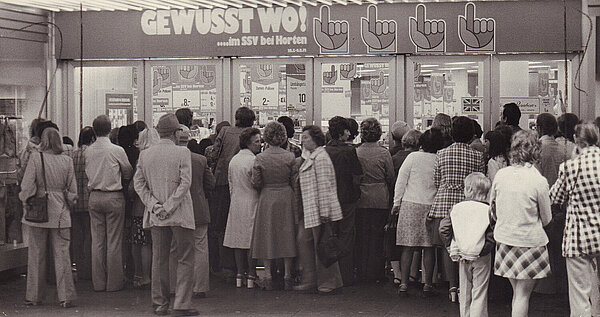 Schon vor Ladenöffnung bilden sich Schlangen vorm Eingang, um die besten Schnäppchen beim Sommerschlussverkauf machen zu können, 1975. Foto: Stadtmuseum Oldenburg/Günter Nordhausen