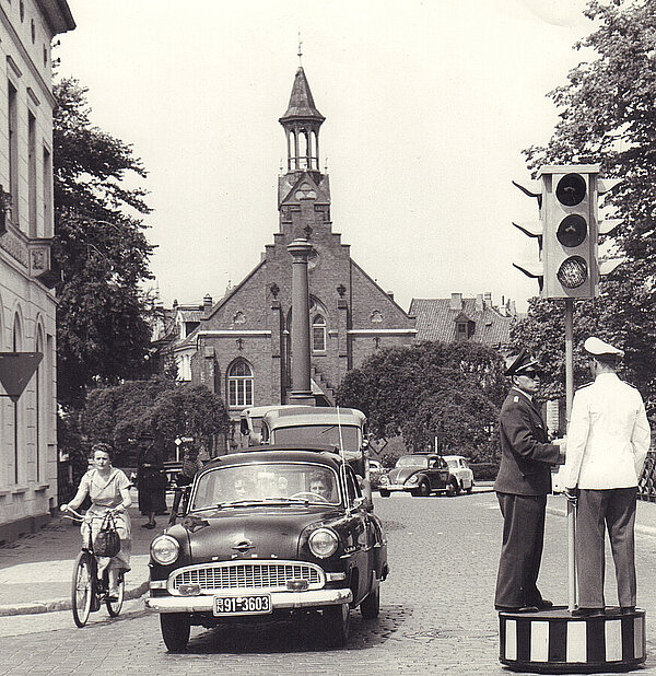 Ein frühes Foto der engellosen Säule auf dem Friedensplatz. Im Vordergrund ein Auto mit Kennzeichen der Britischen Zone, um 1947. Foto: Stadtmuseum Oldenburg/Günter Nordhausen