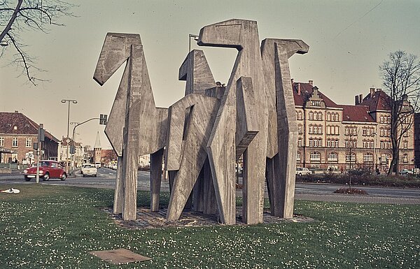 Pferdemarkt mit der Betonplastik „Vier Pferde“ von Heinrich Schwarz, 1972 Bild: Stadtmuseum Oldenburg/Sammlung Willy Schröder.