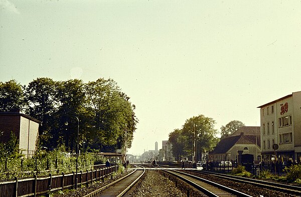 Blick in Richtung Hauptbahnhof Oldenburg entlang der früheren Bahnstrecke, um 1964. Rechts im Bild die 91er-Straße, wo später zeitweilig das Finanzamt stand. Foto: Stadtmuseum Oldenburg/W. Meyer.