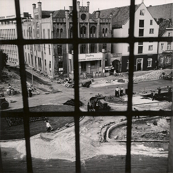 Umbauarbeiten am Stautorplatz, im Hintergrund der „Handelshof“, ehemals „Hotel de Russie“ wenige Jahre vor dem Abriss 1966, 1962, Bild: Stadtmuseum Oldenburg/Günter Nordhausen.