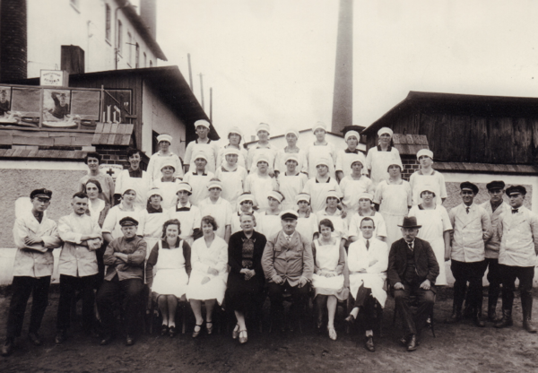 Auf dem Foto der Belegschaft von 1929 sind in der untersten Reihe nicht nur Adolf und Mathilde abgebildet, sondern auch die Töchter, die ebenfalls im elterlichen Betrieb arbeiteten. Bild: Stadtmuseum Oldenburg/Slg. Friederichsen