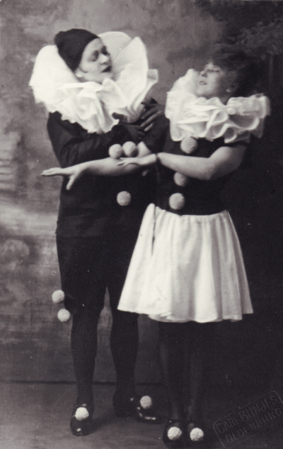 Mathilde spielte zusammen mit ihrer ältesten Tochter Theater. Während des ersten Weltkriegs übernahmen Frauen auch Männerrollen, wie auf dem Foto von 1918 zu sehen ist. Bild: Stadtmuseum Oldenburg/Slg. Friederichsen