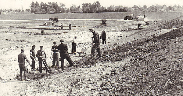 Marschwegstadion, aus Bauschutt errichtet durch von der Stadt beauftragte Notstandsarbeiter:innen, 1951. Foto: Stadtmuseum Oldenburg/Günter Nordhausen.