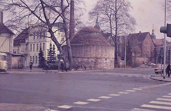 Die neue Straßenführung ist fertiggestellt. Bald werden auch die alten Gebäude um den Pulverturm herum weichen müssen (um 1965). Foto: Stadtmuseum Oldenburg