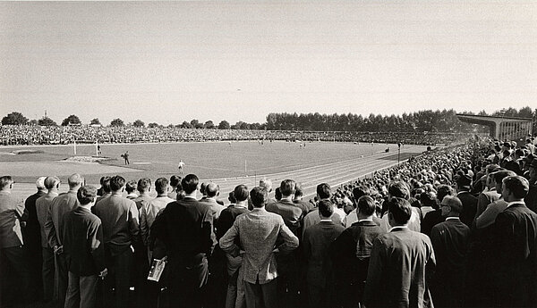 Vollbesetztes Marschwegstadion, um 1960. Foto: Stadtmuseum Oldenburg/Günter Nordhausen.