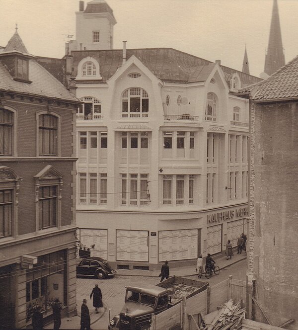 Kaufhaus-Gebäude von 1913 an der Ecke Ritterstraße/Mühlenstraße, hier als Kaufhaus Merkur, Mitte 1960er Jahre. Foto: Stadtmuseum Oldenburg/Günter Nordhausen