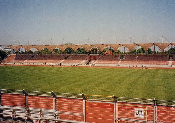 Marschwegstadion mit neuer Tribüne, 1995. Foto: Stadtmuseum Oldenburg.