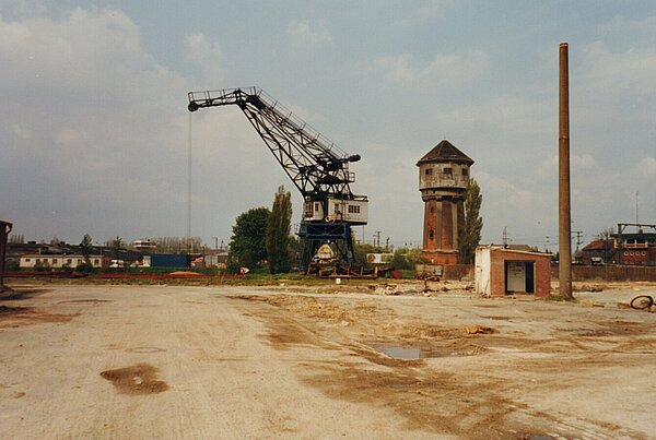 Abriss der ehemaligen Glashütte auf der gegenüberliegenden Hafenseite, der Wasserturm in schlechtem Erhaltungszustand im Hintergrund, 1986, Foto: Stadtmuseum Oldenburg/Bürger- und Gartenbauverein Osternburg