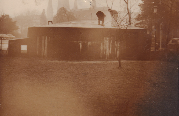 Ein Bunker auf der Schlossfreiheit mit Blick auf Schloss und Lambertikirche, 1956. Foto: Stadtmuseum Oldenburg/Günter Nordhausen.