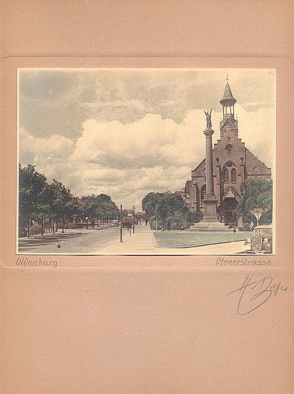 Eine der letzten Abbildungen der Säule mit Engel. „Ofenerstrasse“, Siegessäule und im Hintergrund die Friedenskirche, um 1930. Foto: Stadtmuseum Oldenburg/Heinz Besser