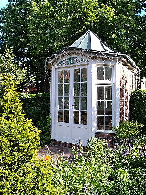 Pavillon am heutigen Standort in einer Parkanlage am Klinikum Kreyenbrück (zwischen An den Voßbergen und Rahel-Straus-Straße), 2019, Foto: Stadtmuseum Oldenburg.