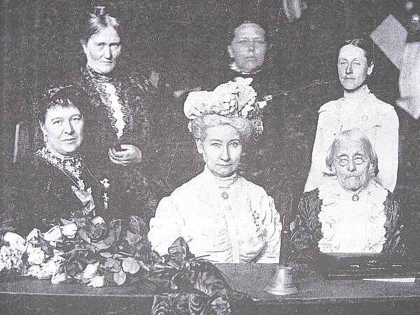 Vorstand des Internationalen Frauenkongresses in Berlin 1904, von links: Lady Aberdeen, Helene Lange, May W. Sewall, Camille Vidart, Susan B. Anthony, Teresa Wilson. Bild: „Die Frau“, Okt. 1904.