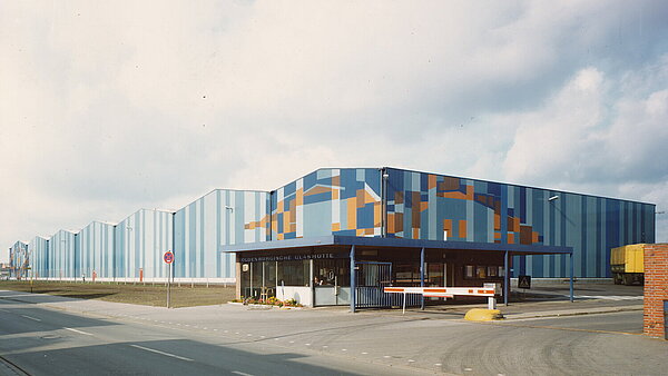  Fassadengestaltung "Mit liegenden Flaschen" von Georg Schmidt-Westerstede, Lagerhalle der ehemaligen Oldenburgischen Glashütte, 1977. Foto: Stadtmuseum Oldenburg/S. Hylla