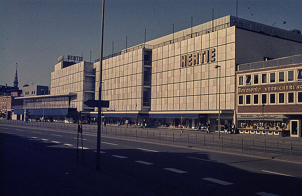 Studio Besser und Kaufhaus Hertie, 1973, Bild: Stadtmuseum Oldenburg/Willy Schröder. 