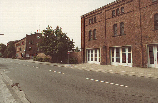 Die Hauptfeuerwache an der Auguststraße im Jahr 1984. Inzwischen wurde das Gebäude abgerissen und durch einen Neubau (Ärztehaus) ersetzt. Bild: Stadtmuseum Oldenburg.