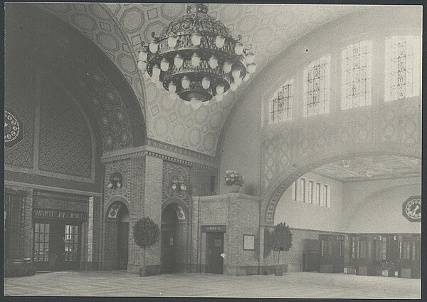 Eingangshalle des Bahnhofs Oldenburg, 1935, Bild: Stadtmuseum Oldenburg.