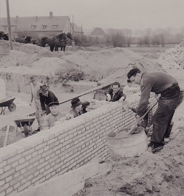 Zukünftige Siedler bauen ihre Häuser in der Koopmannsiedlung. Bild: Günter Nordhausen.