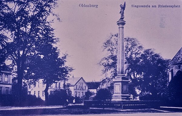 Friedenssäule auf dem Friedensplatz, Kriegerdenkmal; Foto: Stadtmuseum