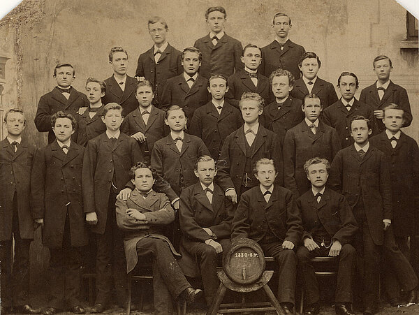 Gruppenbild von Seminaristen des Oldenburger Lehrerseminars aus dem Jahr 1884, vermutlich anlässlich des Endes ihrer Ausbildung von 1880-1884. Bild: Stadtmuseum Oldenburg.
