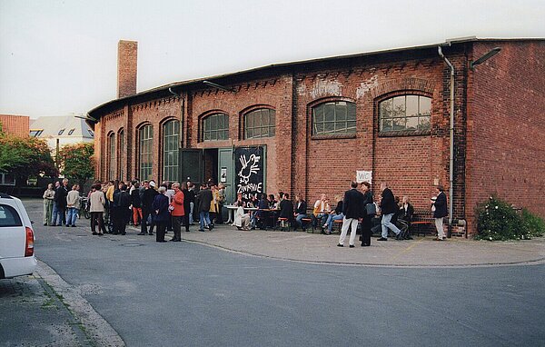 Theateraufführung im leerstehenden Ringlokschuppen, 1999. Bild: Stadtmuseum Oldenburg / Peter Kreier.