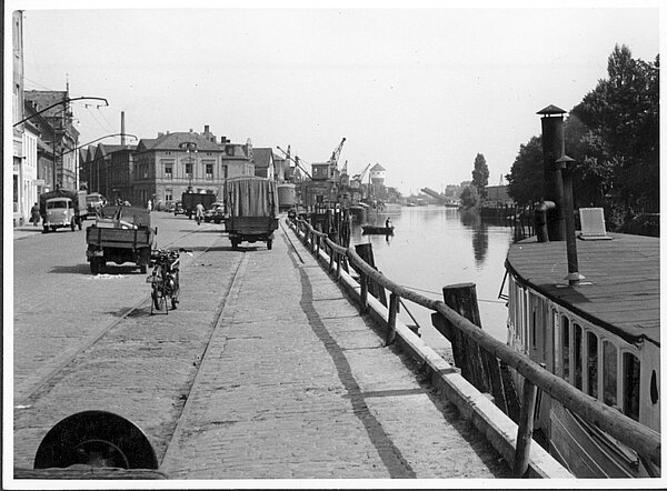 Hafen mit Fährmann Heini Heeren im Hintergrund, ca. 1955, Bild: Stadtmuseum Oldenburg