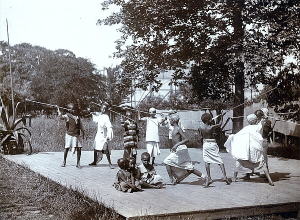 Kinder mit Speeren, ca. 1905, Bild: Stadtmuseum Oldenburg