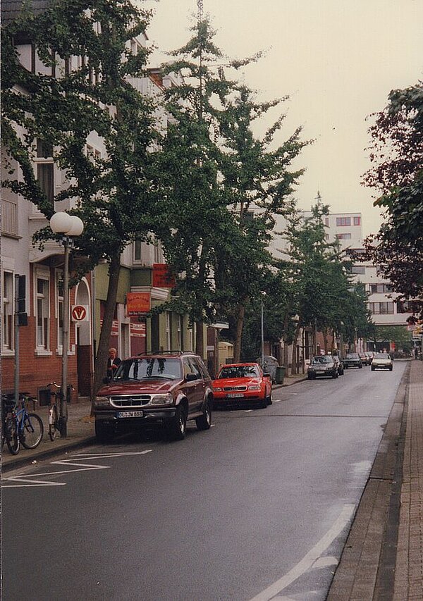 Die Kaiserstraße Blickrichtung Bahnhof im Jahr 1997 vor der Sanierung. Bild: Stadtmuseum Oldenburg / Slg. Schäfer.