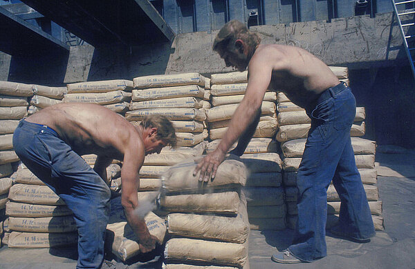 Hafenarbeiter beim Löschen einer Ladung (1970er Jahre). Foto: Stadtmuseum Oldenburg/Peter Kreier