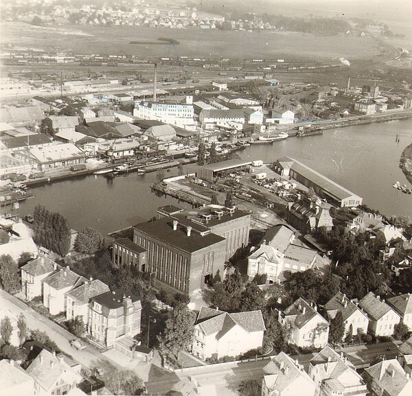 Rückwertige Ansicht des Drehstromkraftwerks mit dem ersten E-Werk rechts daneben, um 1958, Foto: Stadtmuseum Oldenburg/Stadtplanungsamt