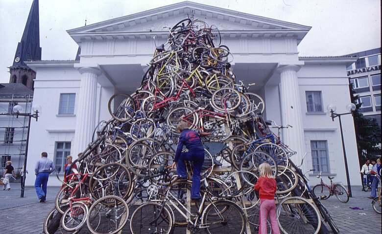 Fahrradskulptur auf dem Schlossplatz, um 1980 © Stadtmuseum Oldenburg