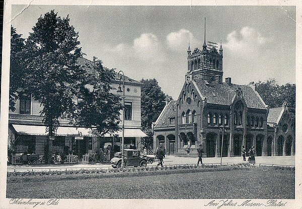 Postkarte zeigt die Hauptfeuerwache und das Café Klinge (rechts), undatiert. Bild: Stadtmuseum Oldenburg.