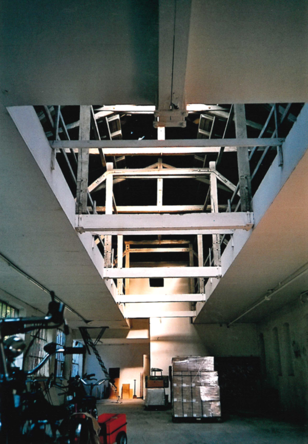 Innenansicht zur Zeit der Nutzung unter anderem als Fahrradhalle für Mitarbeiterinnen und Mitarbeiter:innen der Stadtverwaltung, kurz vor der Nutzung durch die Papiergroßhandlung Mohrmann, 1995. Foto: Schlossmuseum Jever/Friedrich Precht