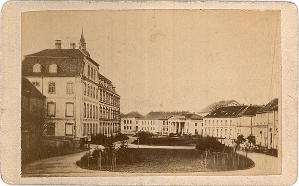 Die Schlossfreiheit mit Kavaliershaus und Marstall um 1870. Bild: Stadtmuseum Oldenburg.