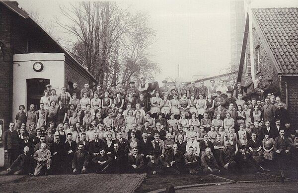 Mitte der 1930er Jahre waren etwa 300 Personen im Betrieb beschäftigt. Auf diesem Foto von 1936 ist ein Teil der Belegschaft zu sehen. Bild: Stadtmuseum Oldenburg, Anna Pollmann
