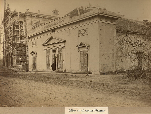 Das neue Theater wird direkt neben dem alten Gebäude errichtet, um 1881. Bild: Stadtmuseum Oldenburg