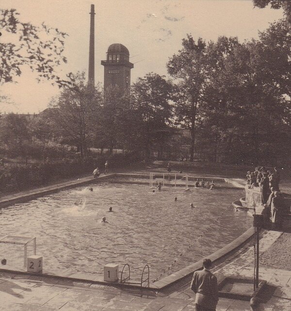 Polizeibad in der Margaretenstraße, im Hintergrund Wasserturm der Fleischwarenfabrik Bölts AG („Fleiwa“), 1950er Jahre, Bild: Stadtmuseum Oldenburg/Günter Nordhausen. 