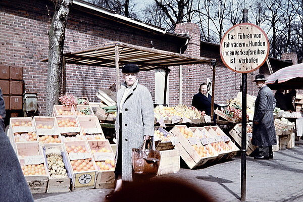 Ladenzeile und Marktstände, 1958, Foto: Stadtmuseum Oldenburg/Käthe Nebel  