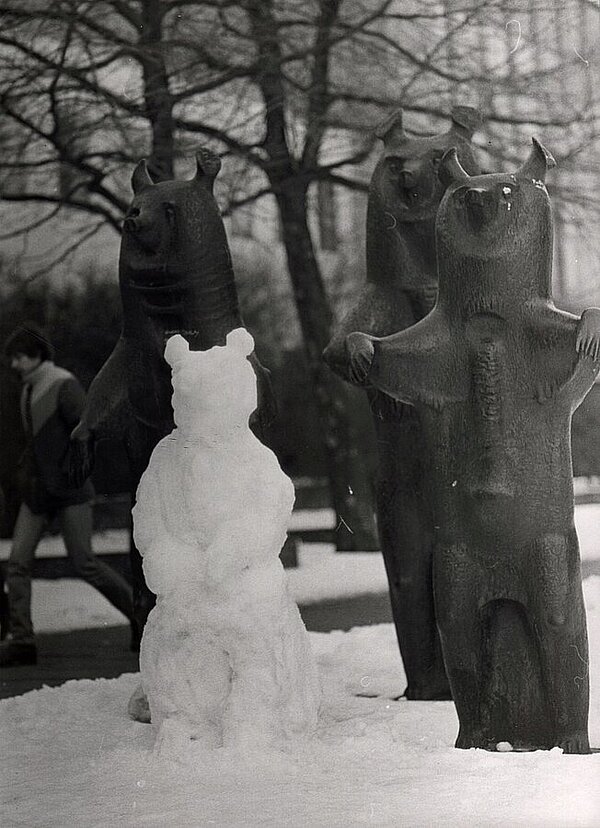 Ein Bär aus Schnee hat sich zu den „Drei Bären“ gesellt, Februar 1984, Bild: Stadtmuseum Oldenburg/Monika Oltmanns.