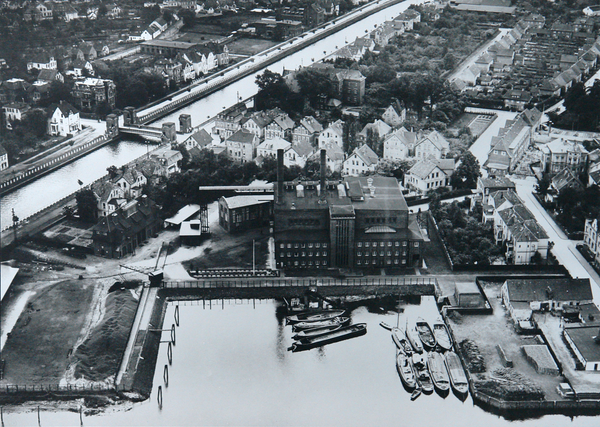Luftaufnahme Wendebecken, Doktorsklappe (links) und Drehstromkraftwerk, im Hintergrund alte Amalienbrücke, um 1935, Foto: Stadtmuseum Oldenburg