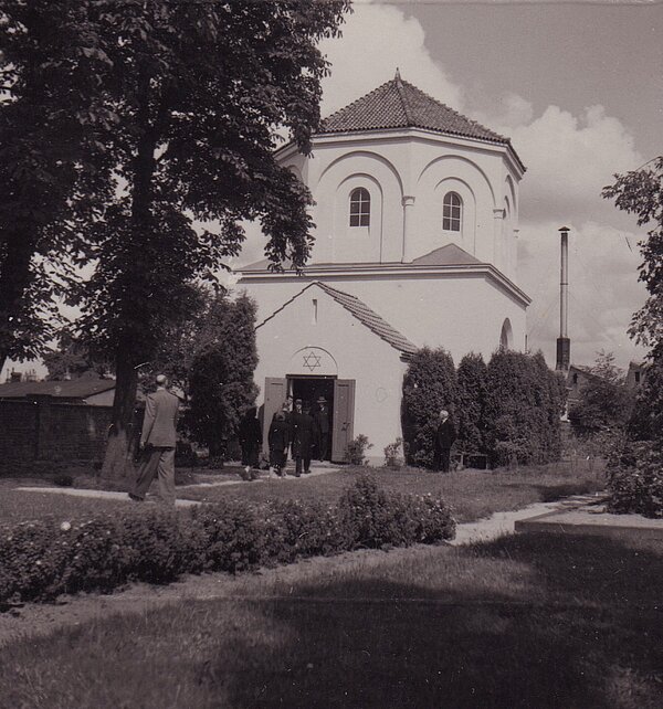 Im Jahr 1952 wurde zum Abschluss von Renovierungsarbeiten in der Trauerhalle die hölzerne Erinnerungstafel zum Gedenken an die Märthyrer des Landes Oldenburg angebracht. Bild: Stadtmuseum Oldenburg