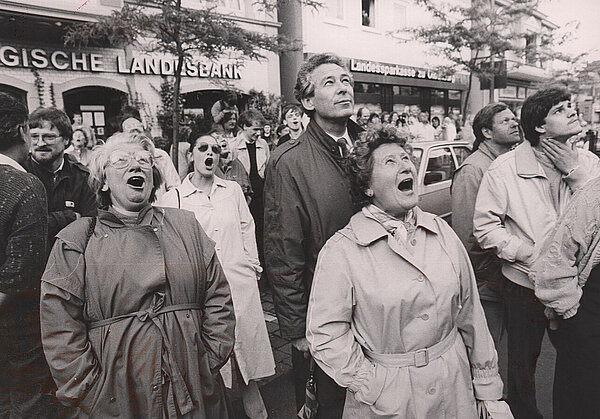 Passantinnen und Passanten bei der Demontage des Styroporengels, 4. Juni 1986. Foto: Stadtmuseum Oldenburg/Gerolf Schmidt