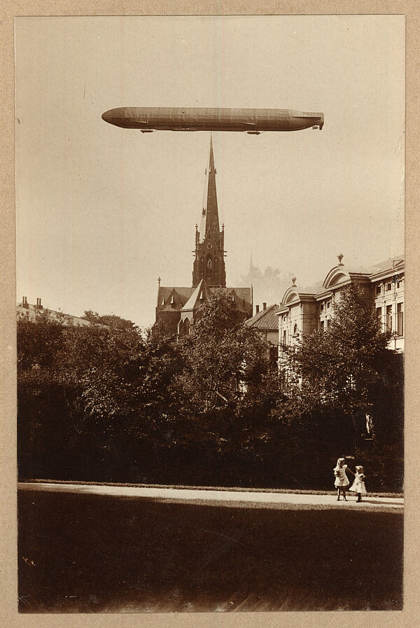 Die Victoria Louise 1912 über der Lambertikirche. Bild: Stadtmuseum Oldenburg.