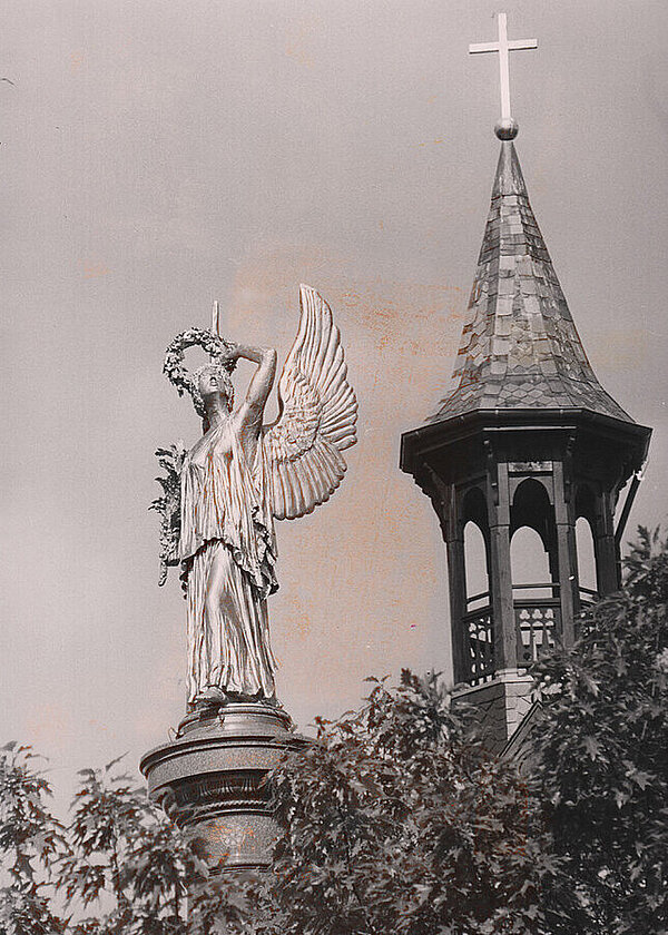 Nahaufnahme des Styroporengels, daneben die Turmspitze der Friedenskirche, 31. Mai 1986. Foto: Stadtmuseum Oldenburg/Gerolf Schmidt