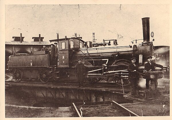 Die Lokomotive „Langeoog“ auf der Drehscheibe vor dem Ringlokschuppen, um 1910. Bild: Stadtmuseum Oldenburg / H. Schmidt.