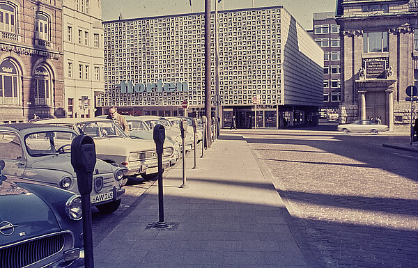 Blick auf die neue Horten-Filiale mit der typischen Kachel-Fassade. Foto: Stadtmuseum Oldenburg/Sammlung Willy Schröder